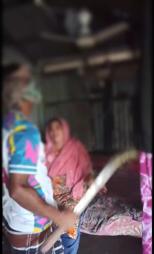 মাদারীপুরের কালকিনিতে এক গৃহবধূকে ঘরে আটকে মারধর করেন ফয়সাল তালুকদার নামের হত্যা মামলার এক আসামি