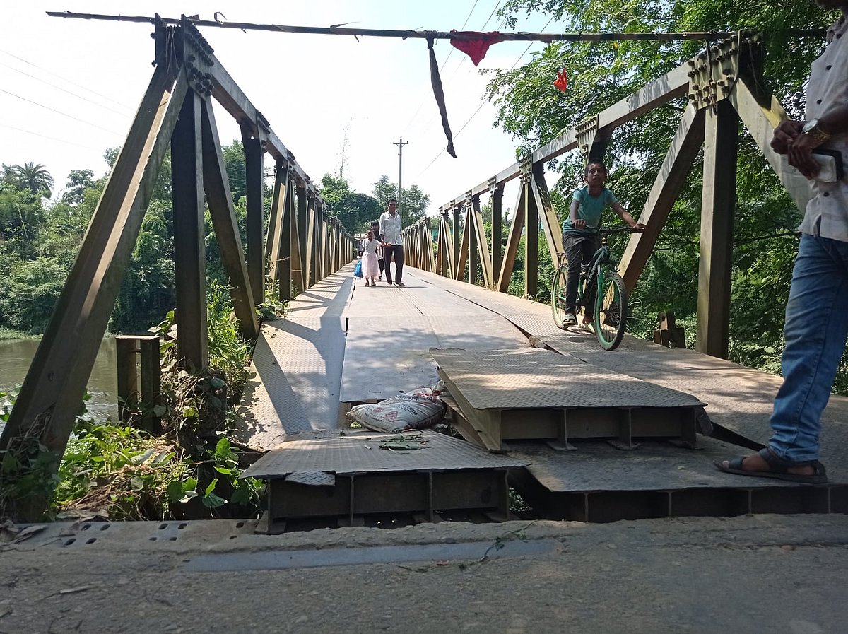 শ্রীপুরের জৈনা বাজার-কাওরাইদ আঞ্চলিক সড়কের মাটিকাটা নদীর ওপর নির্মিত চৌধুরী ঘাট এলাকার বেইলি সেতুর পাঁচটি পাটাতন খুলে গেছে। আজ শনিবার সকালে