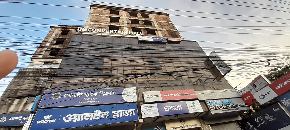 নোয়াখালীর মাইজদী শহরের এই বহুতল ভবন থেকে পড়ে মৃত্যু হয় কলেজছাত্র আশিকুল ইসলামের। আজ দুপুরে তোলা