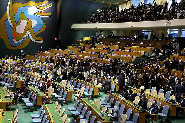 জাতিসংঘ সাধারণ পরিষদের অধিবেশনে ইসরায়েলের প্রধানমন্ত্রী বেনিয়ামিন নেতানিয়াহু বক্তব্য দিতে এলে অধিবেশন কক্ষ থেকে বেরিয়ে যান অনেক দেশের প্রতিনিধি। নিউইয়র্কে জাতিসংঘ সদর দপ্তর, ২৬ সেপ্টেম্বর ২০২৫