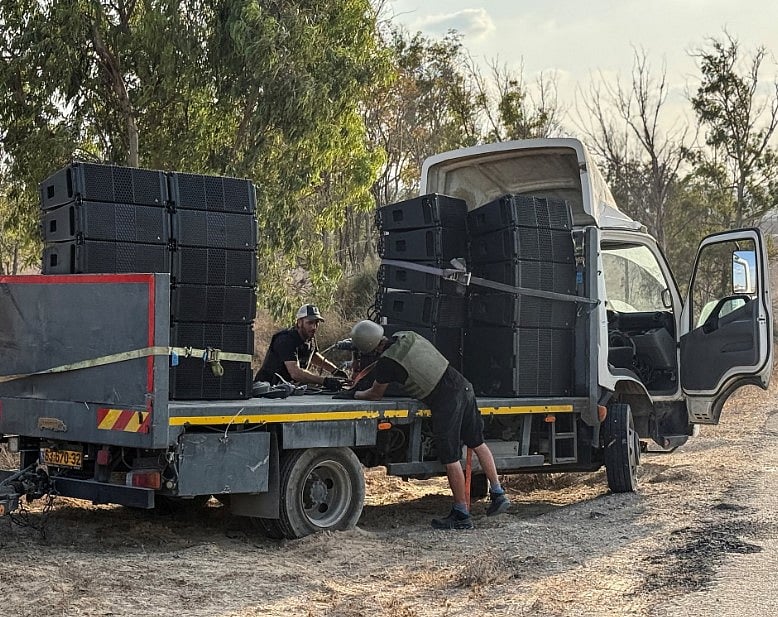ইসরায়েল-গাজা সীমান্তে ইসরায়েলি অংশে ট্রাকের ওপর লাউডস্পিকার দেখা যাচ্ছে। ২৬ সেপ্টেম্বর, ২০২৫