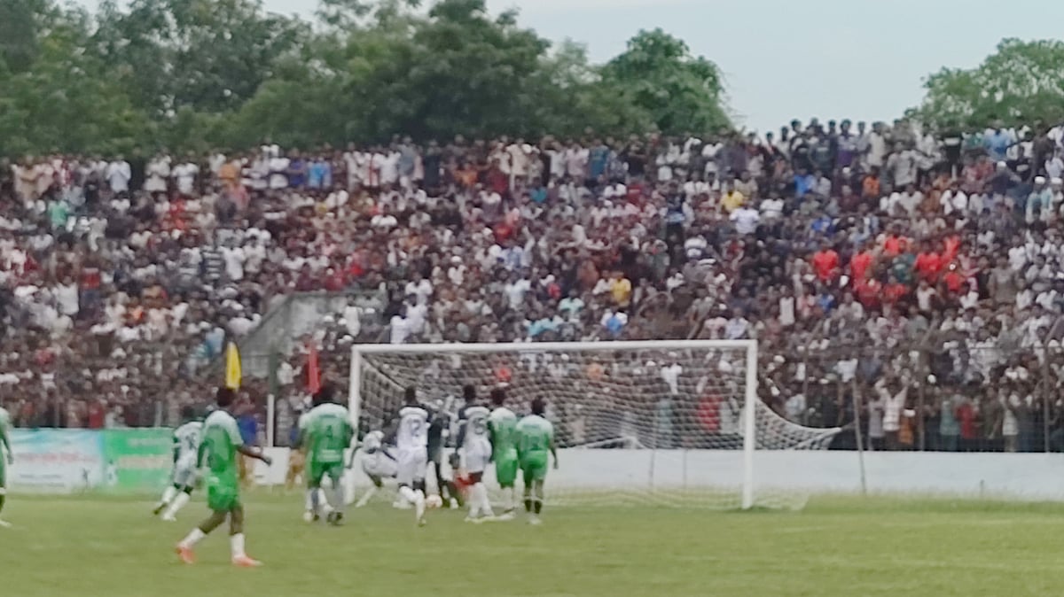 চাঁপাইনবাবগঞ্জে জেলা প্রশাসক গোল্ডকাপ ফুটবল টুর্নামেন্টের ফাইনালের মুখোমুখি হয় চাঁপাইনবাবগঞ্জ সদর ও শিবগঞ্জ উপজেলা দল। এ সময় মাঠের ভেতরে ও বাইরে দেখা যায় দর্শকদের উপচে পড়া ভিড়। গতকাল শুক্রবার বিকেলে চাঁপাইনবাবগঞ্জ জেলা স্টেডিয়ামে
