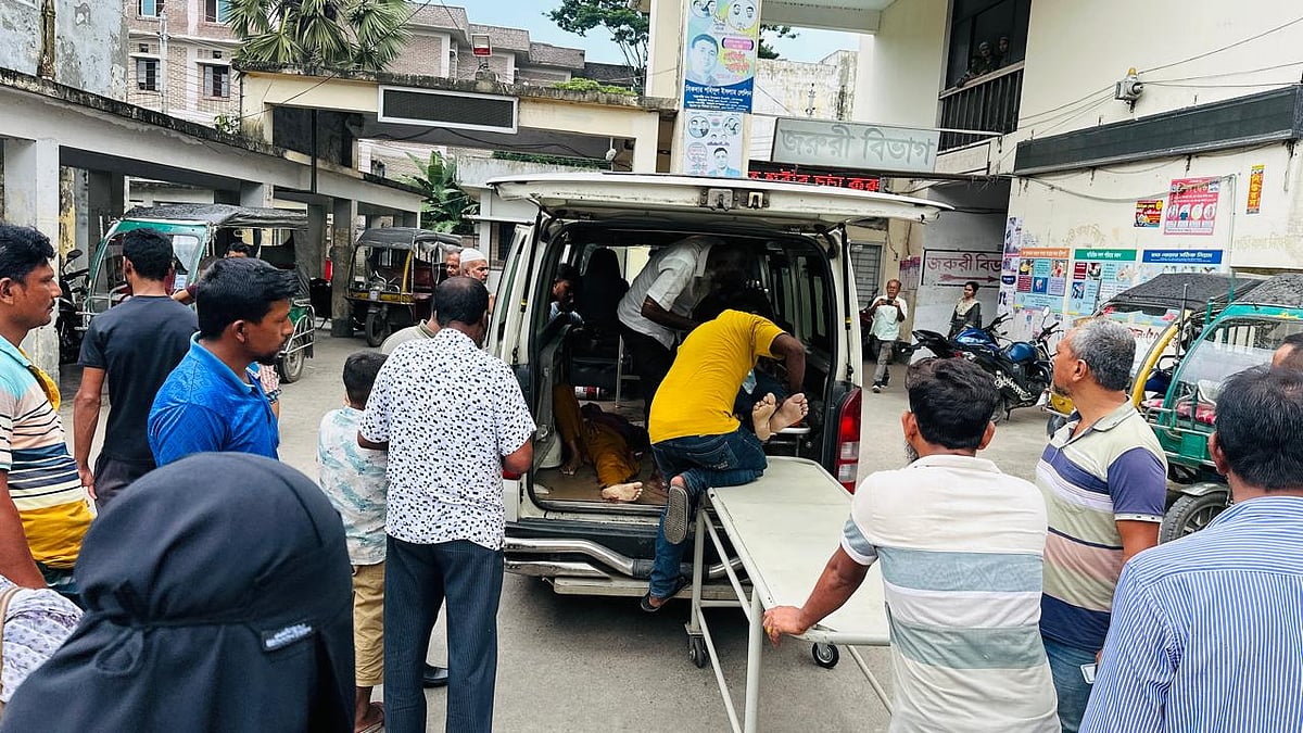 কাশিয়ানীতে যাত্রীবাহী বাস ও ইজিবাইকের মুখোমুখি সংঘর্ষে হতাহত ব্যক্তিদের অ্যাম্বুলেন্সে করে গোপালগঞ্জ ২৫০ শয্যাবিশিষ্ট জেনারেল হাসপাতালে আনা হয়। শনিবার দুপুরে