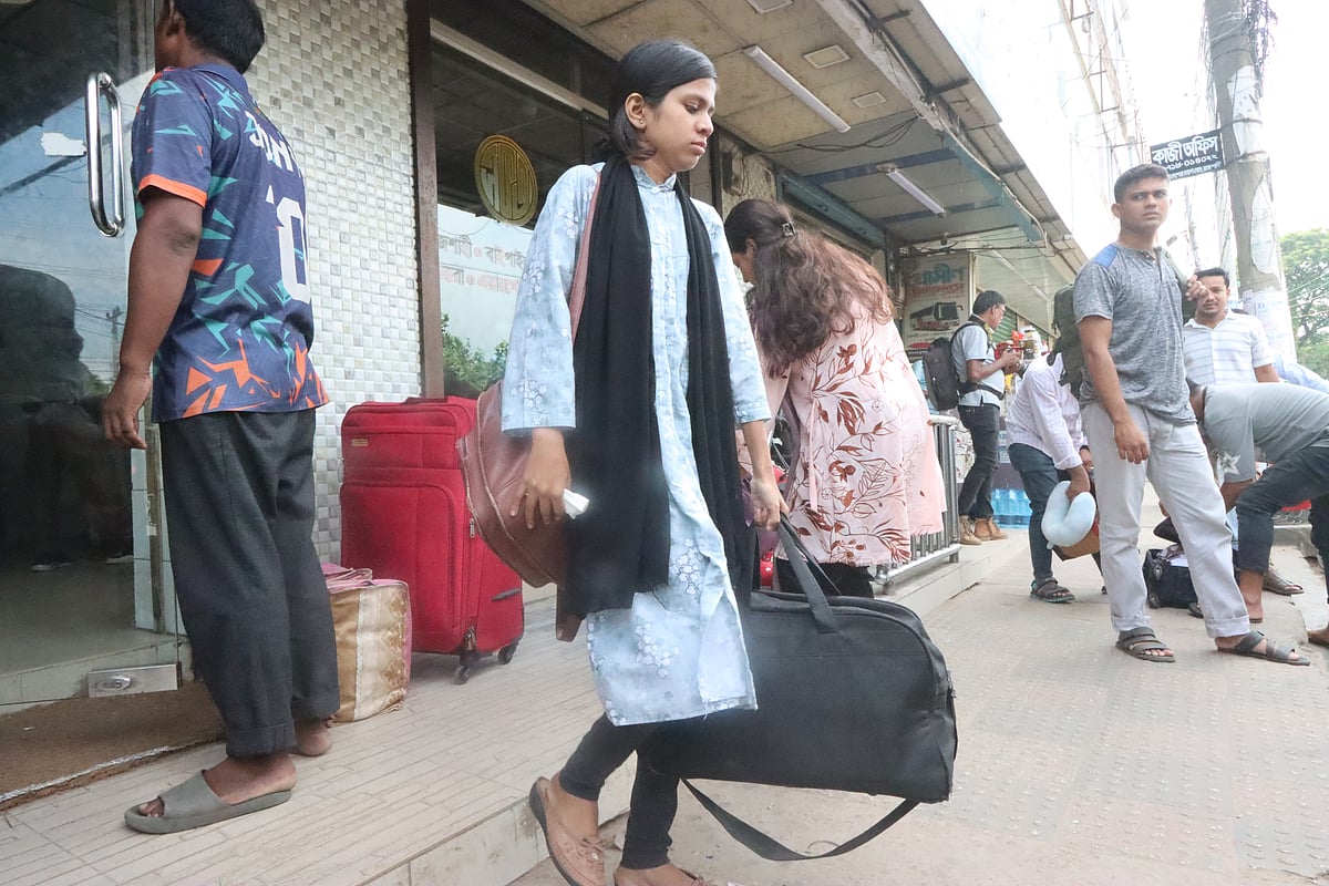 দূরপাল্লার বাস চলাচল বন্ধ থাকায় ভোগান্তিতে পড়েছেন যাত্রীরা। আজ শনিবার সকালে রাজশাহীর শিরোইল বাস টার্মিনালে