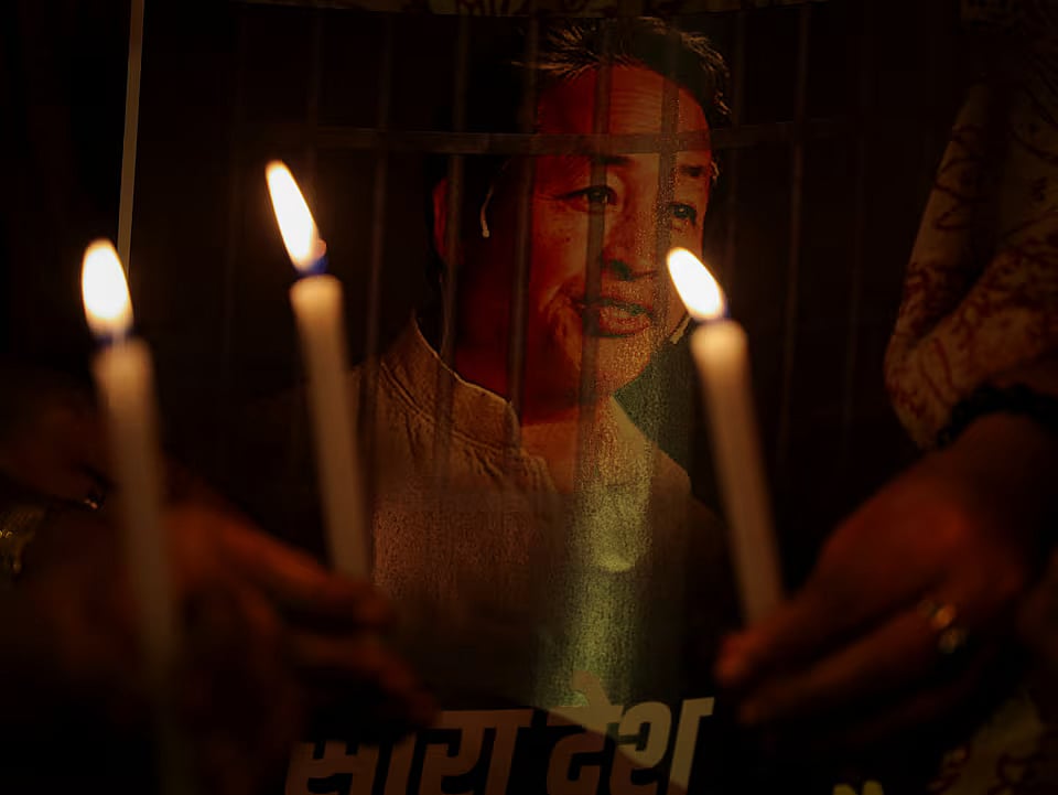 সোনম ওয়াংচুককে গ্রেপ্তারের প্রতিবাদে দিল্লিতে মোমবাতি হাতে জড়ো হন আম আদমি পার্টির (এএপি) নেতা-কর্মীরা। দিল্লি, ভারত, ২৬ সেপ্টেম্বর ২০২৫