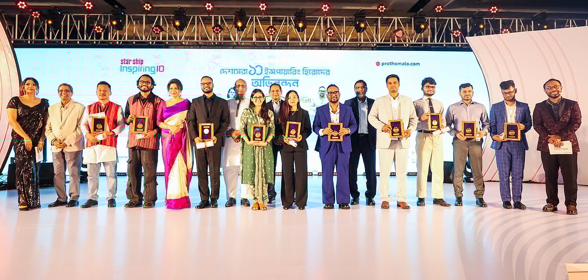 স্টারশিপ ইন্সপায়ারিং টেন আয়োজনে অতিথি ও বিচারকমণ্ডলীর সঙ্গে বিজয়ী ১০ তরুণ। স্মাইল ফুড প্রোডাক্টস লিমিটেডের এই উদ্যোগের স্ট্র্যাটেজিক পার্টনার ছিল প্রথম আলো ডটকম। বনানী, ঢাকা, ২৭ সেপ্টেম্বর