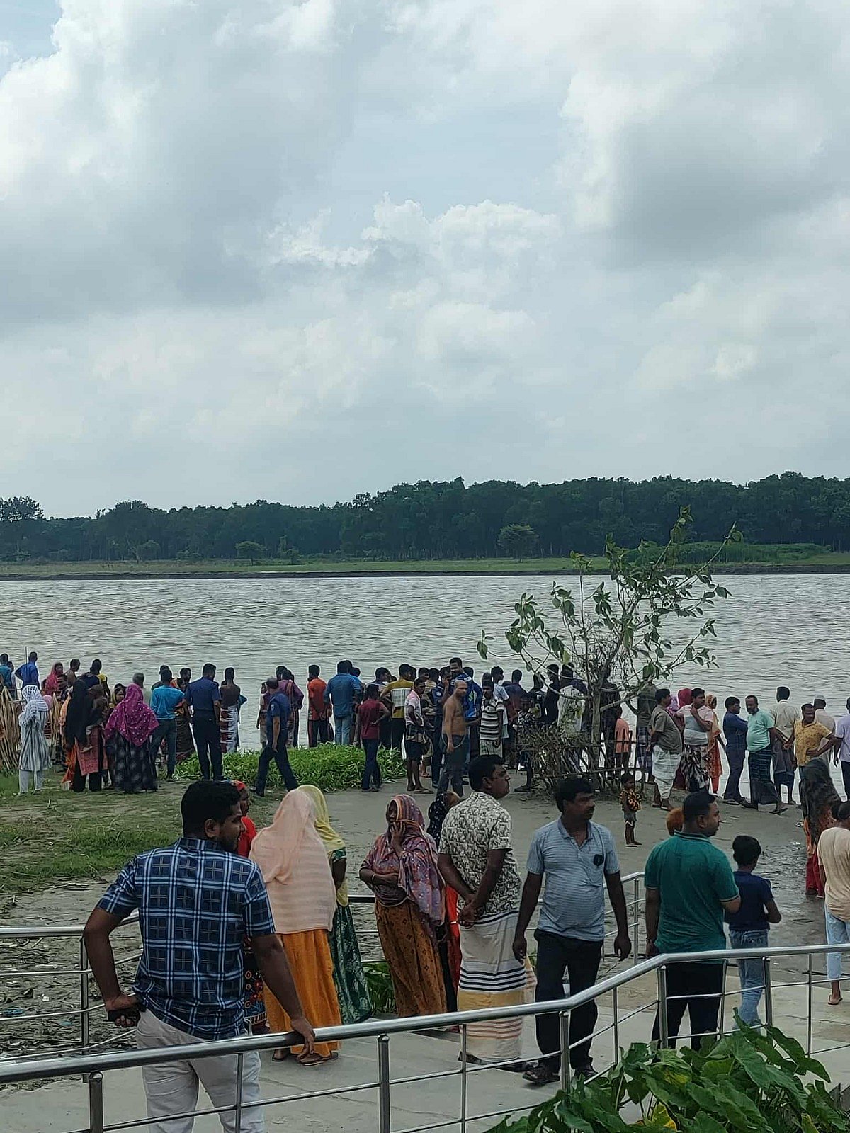গোদাগাড়ীতে নৌকাডুবির পর উদ্ধার অভিযান চলছে। নদীর তীরে স্বজনদের ভিড়। আজ শনিবার দুপুরে