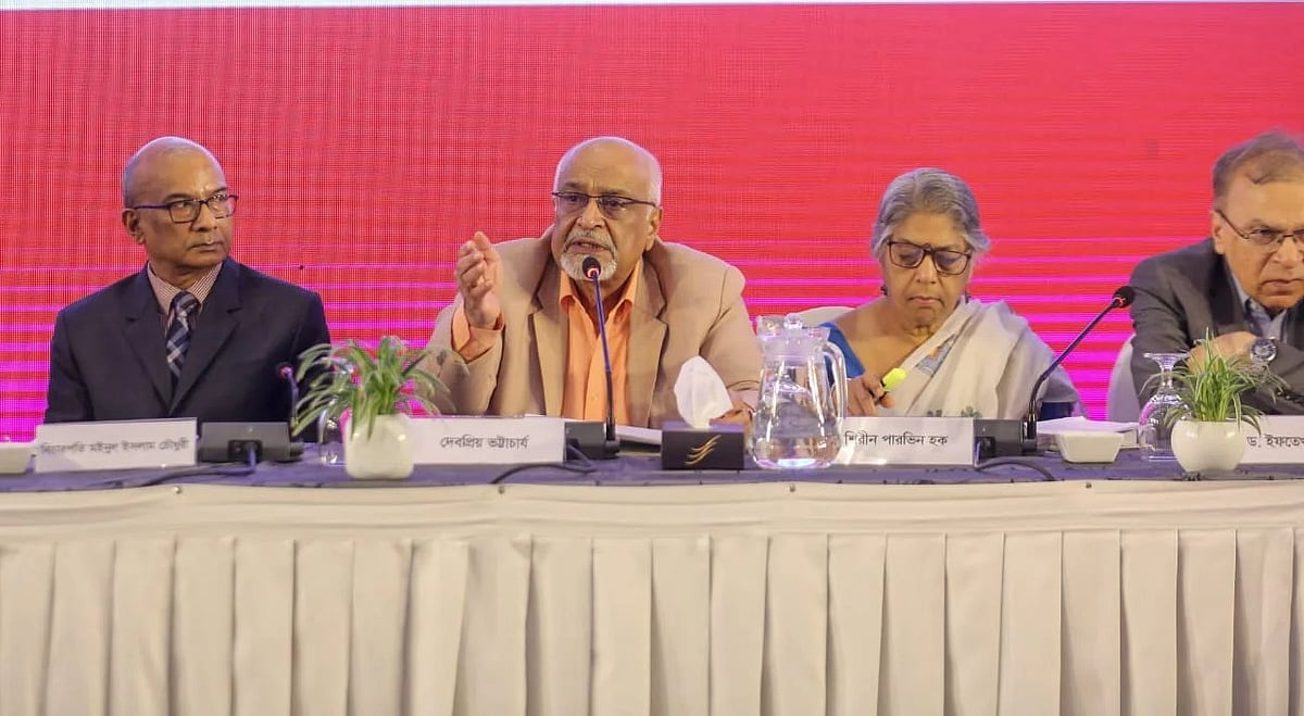 রাজধানীর গুলশান ২ নম্বরের একটি হোটেলে নাগরিক সংলাপের আয়োজন করে এসডিজি বাস্তবায়নে নাগরিক প্ল্যাটফর্ম, বাংলাদেশ। খসড়া জাতীয় মানবাধিকার কমিশন অধ্যাদেশ ২০২৫-এর ওপর এক  সূচনা বক্তব্যে দেবপ্রিয় ভট্টাচার্য  কথা বলেন