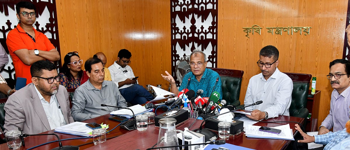 কৃষি মন্ত্রণালয়ের সাফল্য, অর্জন ও সার্বিক অগ্রগতি সম্পর্কে সংবাদ সম্মেলেন বক্তব্য দিচ্ছেন স্বরাষ্ট্র ও কৃষি মন্ত্রণালয়ের উপদেষ্টা লেফটেন্যান্ট জেনারেল (অব.) মো. জাহাঙ্গীর আলম চৌধুরী