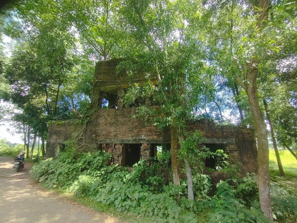 চট্টগ্রামের হাটহাজারী সদর থেকে দুই কিলোমিটার পশ্চিমে পশ্চিম আলমপুর এলাকায় ৩৭ একর জায়গায় দ্বিতীয় বিশ্বযুদ্ধের সময় গড়ে তোলা হয় এই বিমানবন্দর। পরিত্যক্ত বিমানবন্দরটি এখন কেবলই স্মৃতি