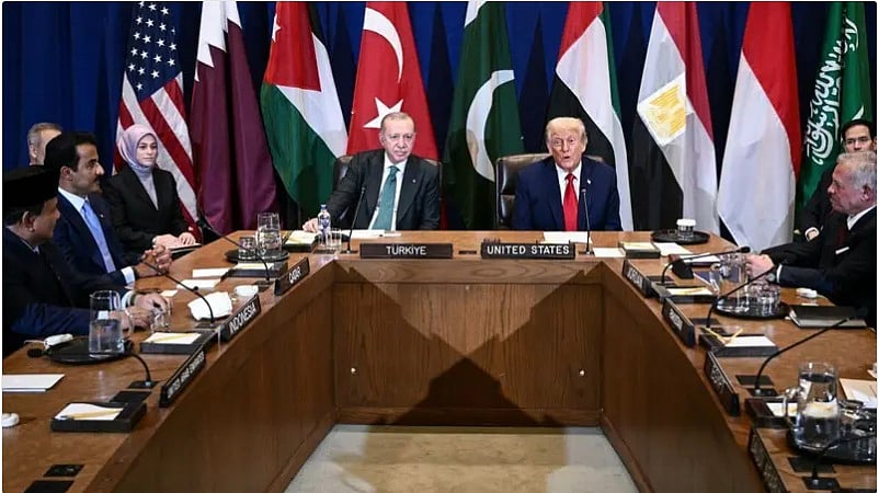 মার্কিন প্রেসিডেন্ট ডোনাল্ড ট্রাম্প জাতিসংঘের সাধারণ পরিষদের অধিবেশনের ফাঁকে গাজা পরিস্থিতি নিয়ে অনুষ্ঠিত  বৈঠকে তুরস্কের প্রেসিডেন্ট রিসেপ তাইয়েপ এরদোয়ানের সঙ্গে বক্তব্য রাখছেন। গত ২৩ সেপ্টেম্বর নিউইয়র্ক সিটিতে
