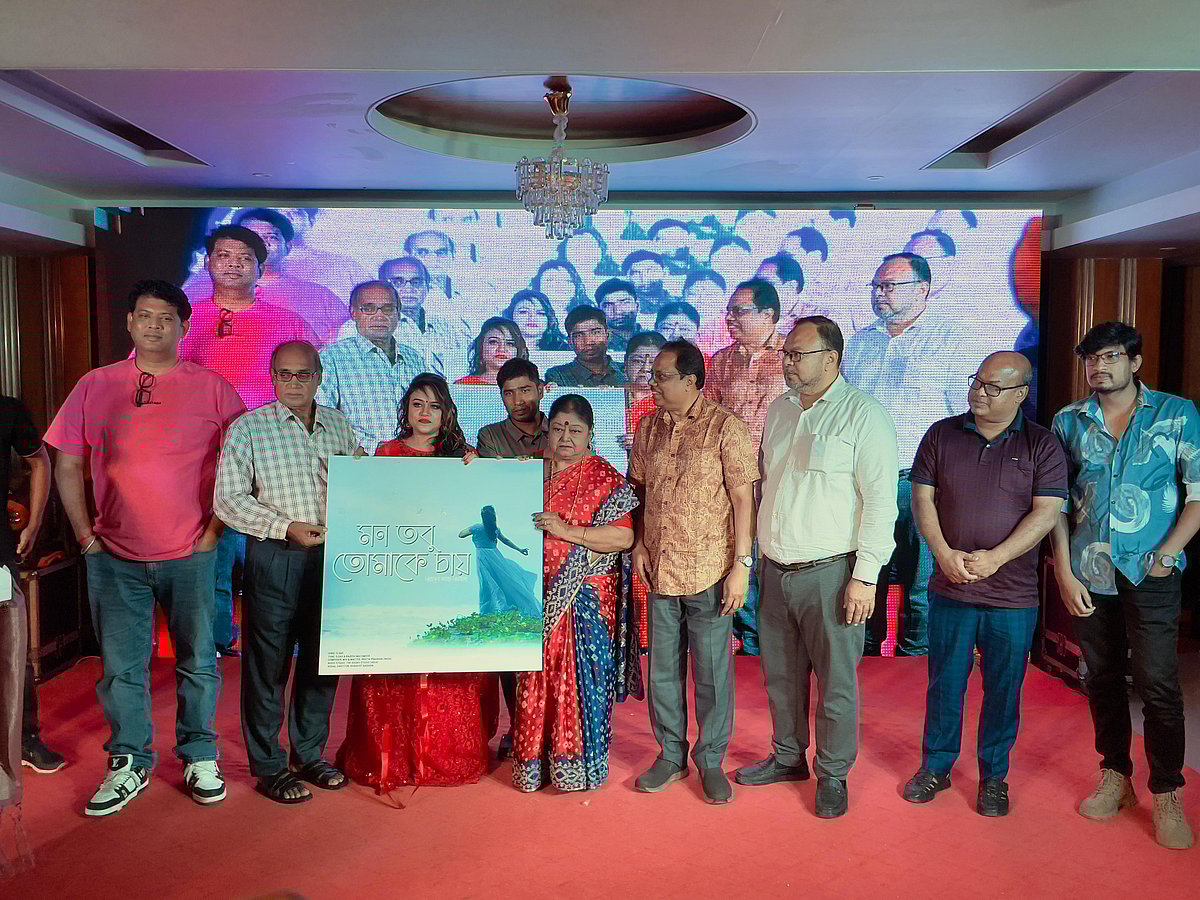 সংগীতশিল্পী আলপনার নবম মৌলিক গান ‘মন তবু তোমাকে চায়’-এর প্রকাশ অনুষ্ঠানে অতিথিরা।  শনিবার রাতে কুমিল্লা নগরীর ঝাউতলা এলাকার একটি অভিজাত হোটেলে