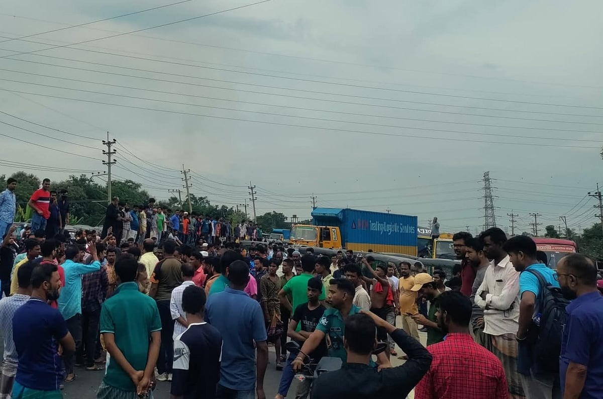 গাজীপুরে ঢাকা-টাঙ্গাইল মহাসড়ক অবরোধ করে সিএনজিচালিত অটোরিকশাচালকদের বিক্ষোভ। রোববার দুপুরে মহানগরের নাওজোর এলাকায়