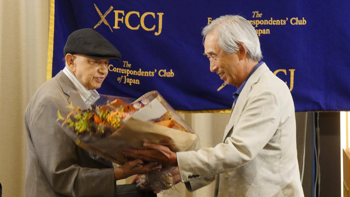 এপির পূর্ব এশীয় ব্যুরোর সাবেক প্রধান এবং এফসিসিজের সাবেক প্রেসিডেন্ট কায আবিকোর কাছ থেকে পুষ্পস্তবক গ্রহণ করছেন মনজুরুল হক