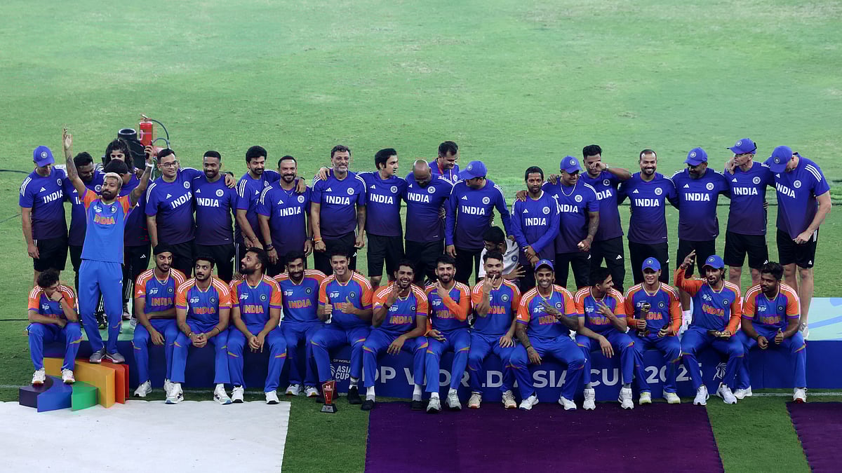 ট্রফি ছাড়াই উদ্‌যাপন করেছে ভারতীয় দল