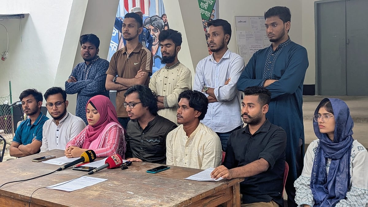 চাকসু ভবনের সামনে সংবাদ সম্মেলনে বক্তব্য দেন গণতান্ত্রিক ছাত্র সংসদের নেতৃবৃন্দ। আজ বিকেল সাড়ে তিনটায় বিশ্ববিদ্যালয়ের চাকসু ভবনের সামনে