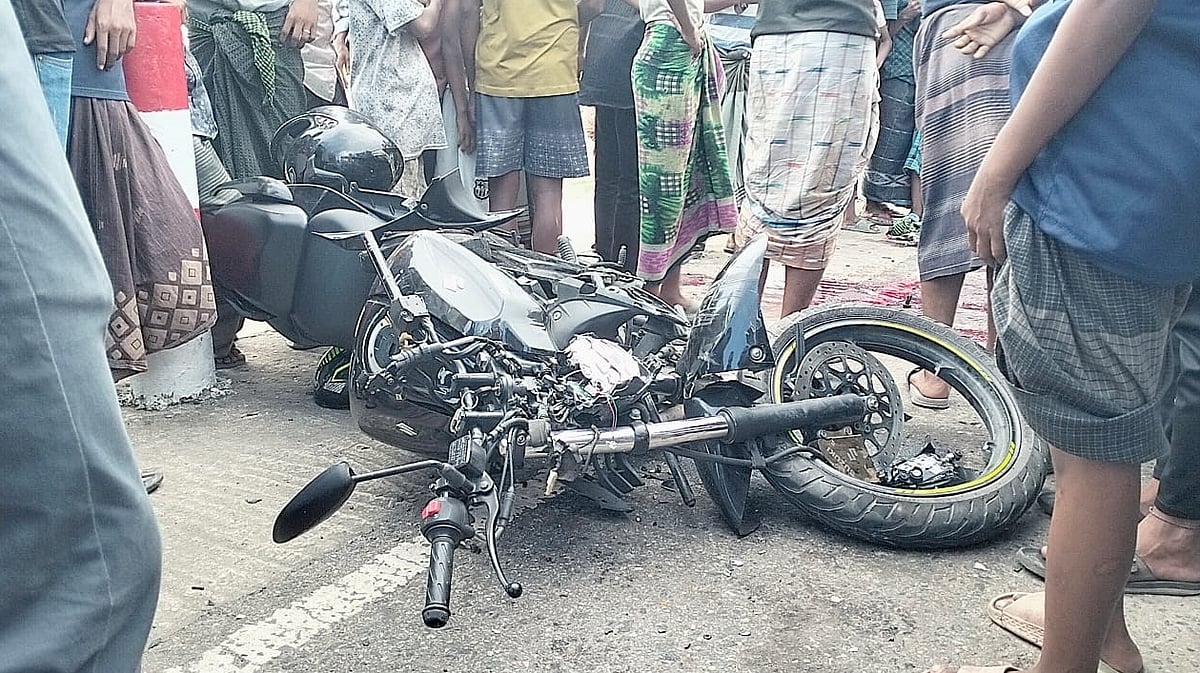 কক্সবাজারের টেকনাফে দুমড়েমুচড়ে যাওয়া মোটরসাইকেল। দুর্ঘটনার শিকার মোটরসাইকেলটির তিন আরোহীরই মৃত্যু হয়েছে। আজ বিকেলে