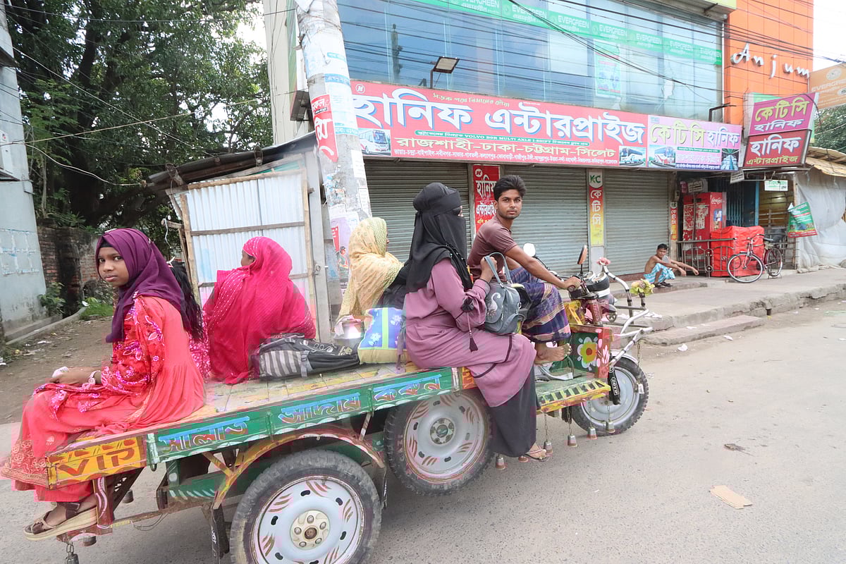 দূরপাল্লার বাস চলাচল বন্ধ হয়ে যাওয়ায় ভোগান্তিতে পড়েছেন যাত্রীরা। আজ রোববার সকালে রাজশাহীর শিরোইল বাস টার্মিনালে এসে ফিরে যাচ্ছেন যাত্রীরা