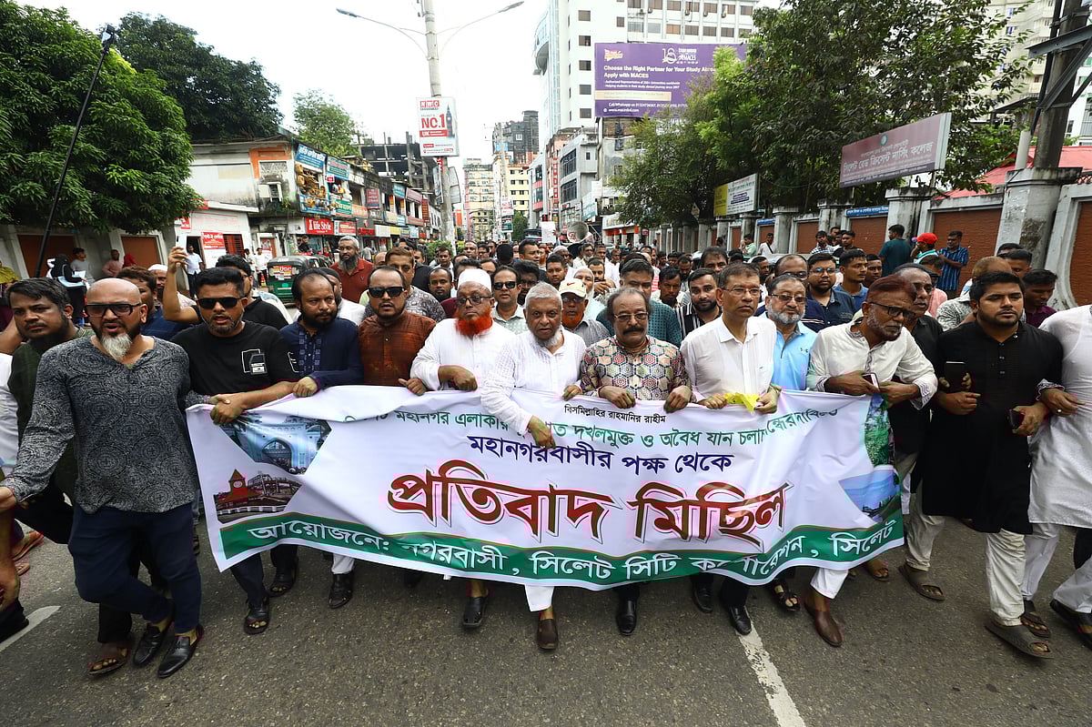 সিলেট নগরের ফুটপাত দখলমুক্ত ও অবৈধ যান চলাচল বন্ধের দাবিতে বিক্ষোভ মিছিল করেছেন বিভিন্ন শ্রেণি–পেশার মানুষ। আজ রোববার দুপুরে জিন্দাবাজার এলাকায়