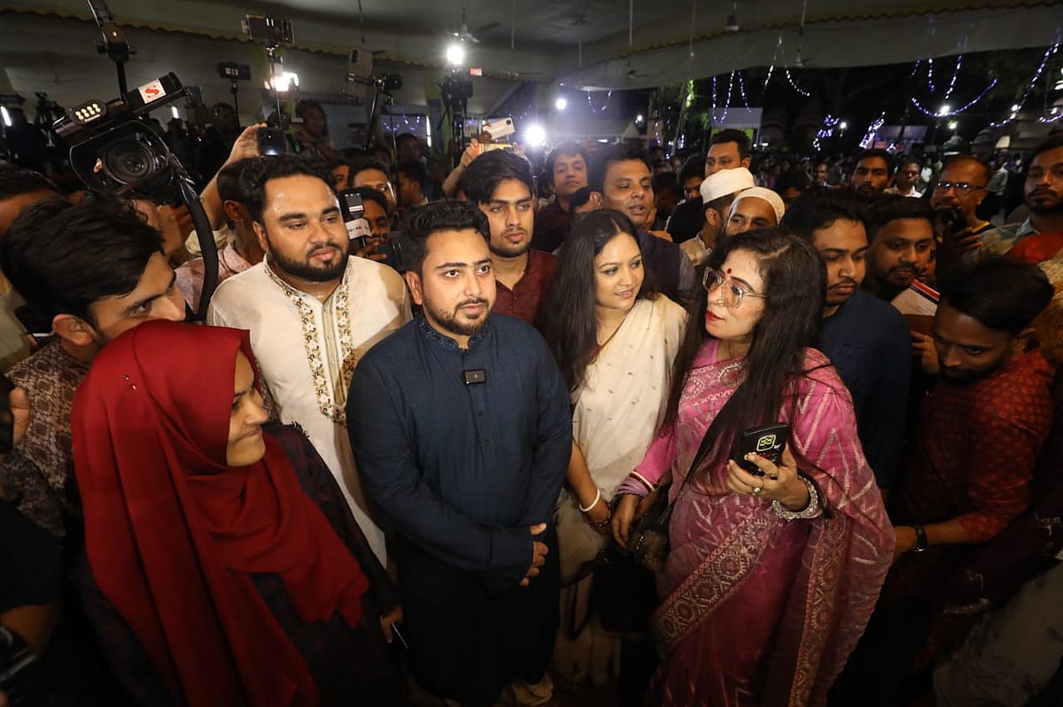 রাজধানীর আজিমপুরের ঢাকেশ্বরী জাতীয় মন্দিরে বাংলাদেশ পূজা উদ্‌যাপন পরিষদ ও মহানগর সার্বজনীন পূজা উদ্‌যাপন কমিটির সঙ্গে সৌজন্য সাক্ষাৎ করেন নাহিদ ইসলাম। ২৮ সেপ্টেম্বর, ২০২৫