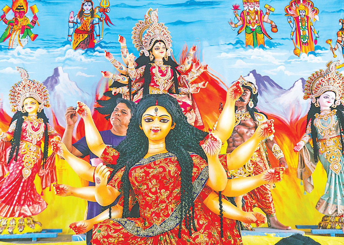 ষষ্ঠীপূজার মধ্য দিয়ে শারদীয় দুর্গোৎসবের আনুষ্ঠানিকতা শুরু হবে আজ। পুরান ঢাকার বি কে দাস রোডের বিহারী লাল জিউর মন্দিরে