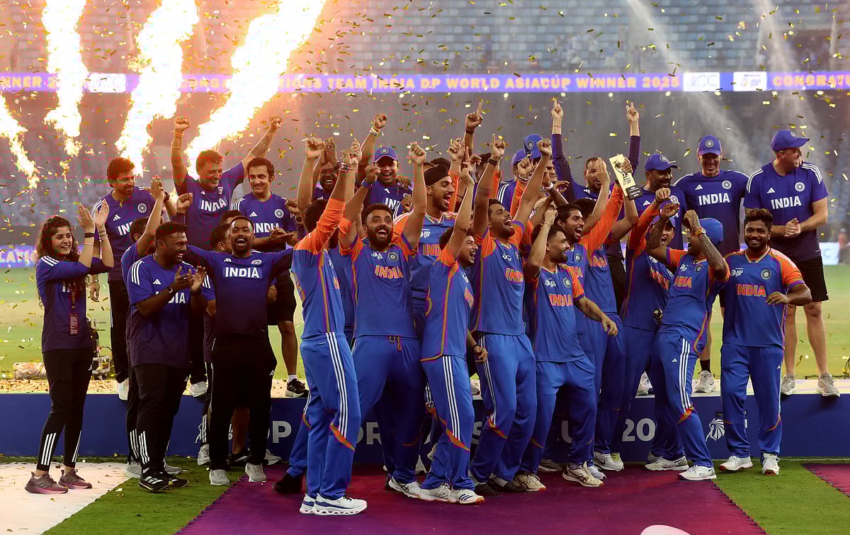 ট্রফি ছাড়াই উল্লাস করেছে ভারতীয় দল