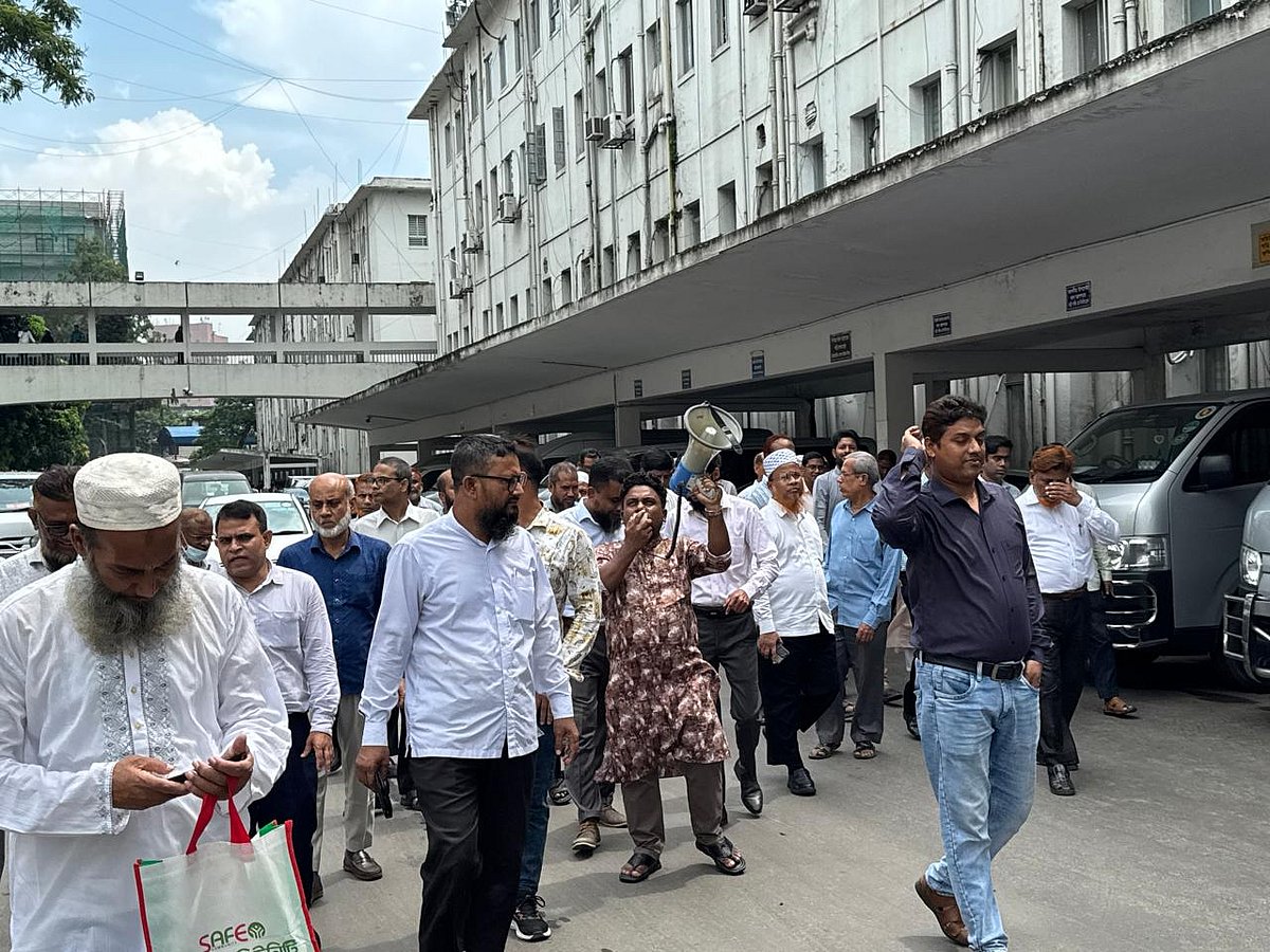 সচিবালয়ে কর্মরত কিছুসংখ্যক কর্মচারী আজ রোববার মিছিল বের করেন। বেলা সাড়ে ১১টার দিকে সচিবালয়ের ভেতরে