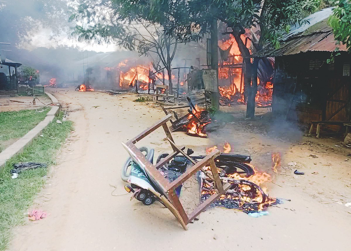 খাগড়াছড়ির গুইমারার রামেসু বাজারের কয়েকটি দোকানে আগুন দেওয়া হয়। বাজারে পুড়ে যাওয়া একটি মোটরসাইকেল। গতকাল দুপুরে