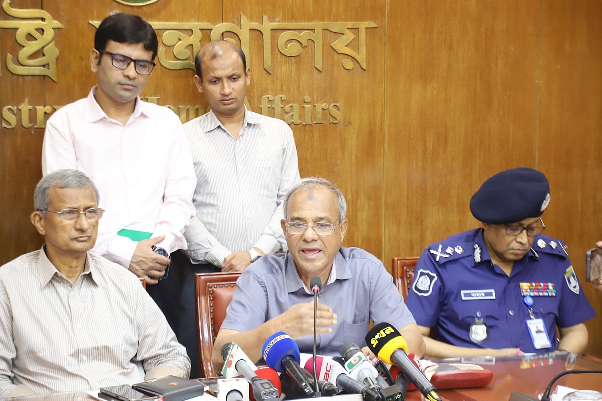 স্বরাষ্ট্র উপদেষ্টা লেফটেন্যান্ট জেনারেল (অব.) জাহাঙ্গীর আলম চৌধুরী। আজ রোববার স্বরাষ্ট্র মন্ত্রণালয়ের সভাকক্ষে