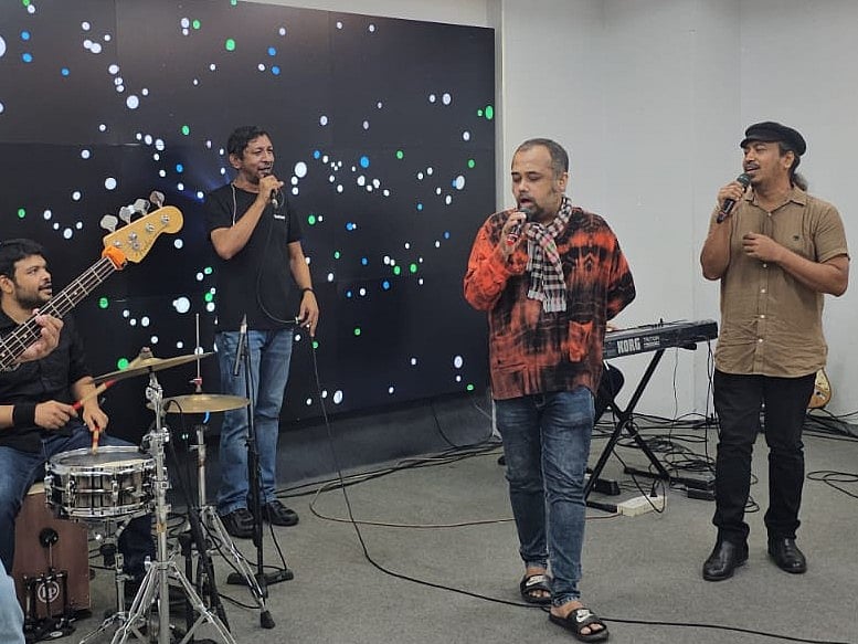 মঞ্চে গান পরিবেশন করছেন তানযীর তুহীন, শিবু কুমার শীল ও জয় শাহরিয়ার
