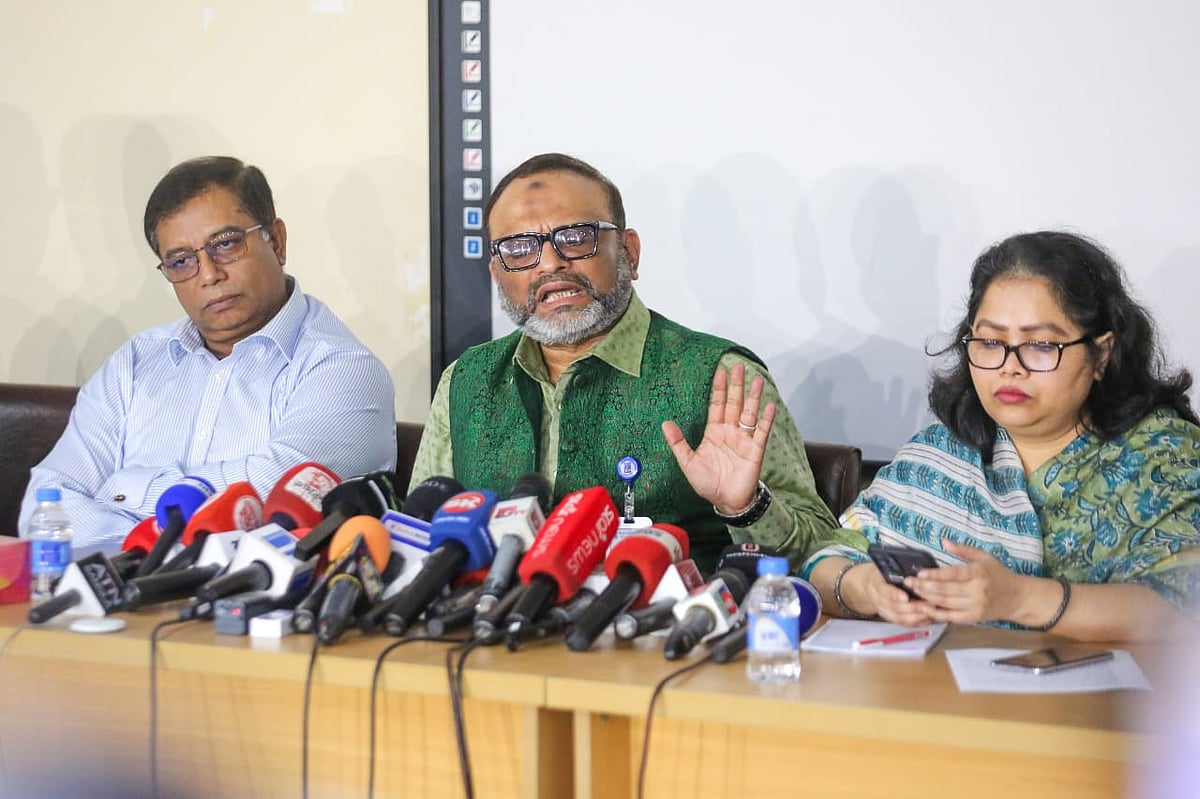 সংবাদ সম্মেলনে ঢাকা বিশ্ববিদ্যালয়ের উপাচার্য নিয়াজ আহমেদ খান। অধ্যাপক আবদুল মতিন চৌধুরী ভার্চ্যুয়াল ক্লাসরুমে। ২৮ সেপ্টেম্বর ২০২৫