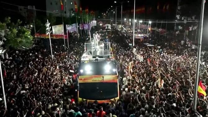 থালাপতি বিজয়ের রাজনৈতিক সমাবেশে বিপুলসংখ্যক মানুষ উপস্থিত হন। তামিলনাড়ুর কারুরে, ২৭ সেপ্টেম্বর ২০২৫