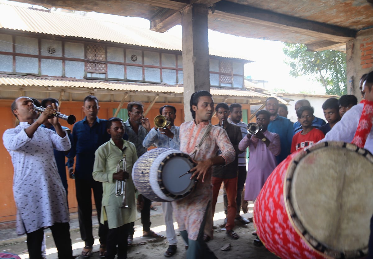 দুর্গাপূজার অন্যতম অনুষঙ্গ হিসেবে ঢাক ও ঢোলের চাহিদা মেটাতে প্রতিবছর কটিয়াদীর পুরান বাজার এলাকায় হাট বসে। বাদক দলের দক্ষতা দেখে পূজামণ্ডপের জন্য ঢাকিদের নেওয়া হয়