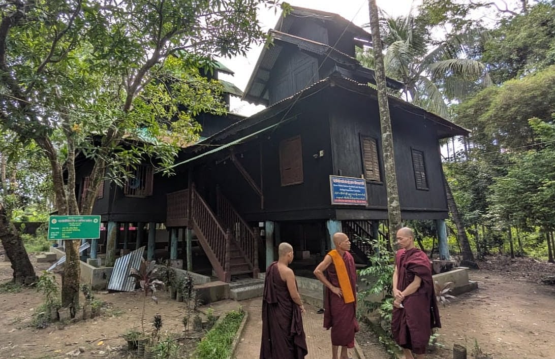 কক্সবাজারের রামুর শ্রীকুল রাখাইন বৌদ্ধ বিহার। এই বিহারের একটি কক্ষ থেকে আজ দুপুরে ভিক্ষ ক্ষেমা চারার ঝুলন্ত লাশ উদ্ধার করে পুলিশ
