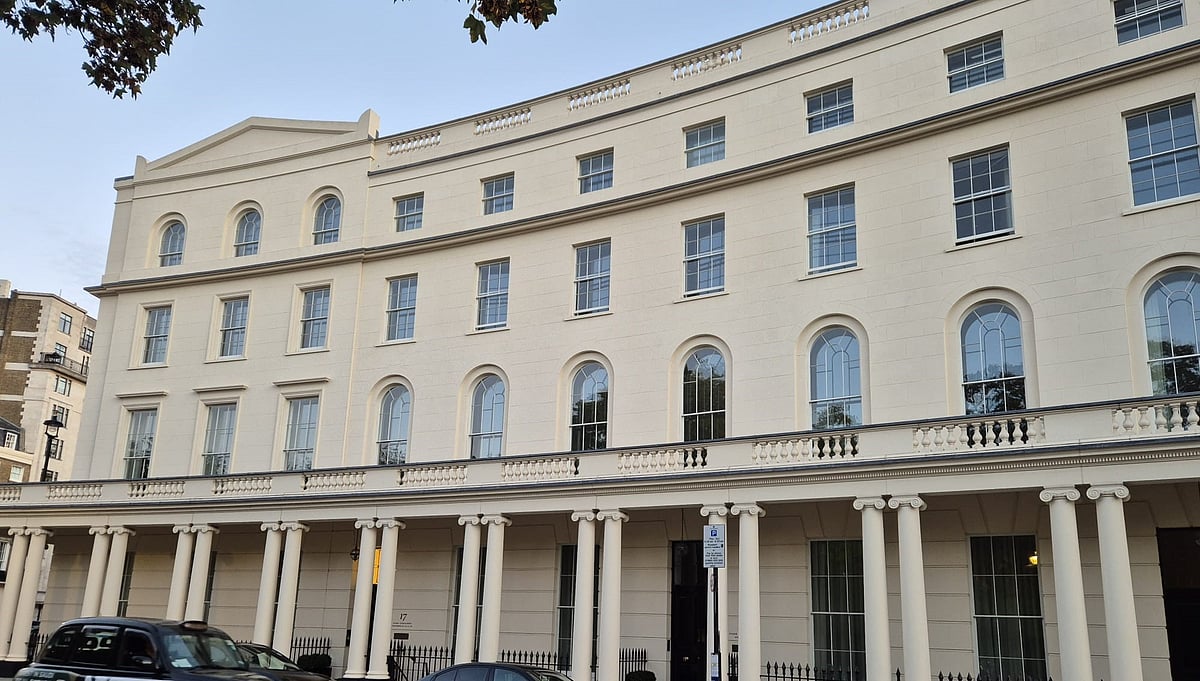 লন্ডনে রিজেন্ট পার্ক–সংলগ্ন পার্ক ক্রিসেন্টের বিলাসবহুল এ ভবনে দুটি অ্যাপার্টমেন্ট ছিল আনিসুজ্জামান চৌধুরীর মালিকানায় থাকা ‘রনি ৪২ লিমিটেড’-এর। অ্যাপার্টমেন্ট দুটির মালিকানা এখন ‘পিএনএন ইউকে প্রপার্টিজ লিমিটেড’-এর। যুক্তরাজ্য, ২৭ সেপ্টেম্বর