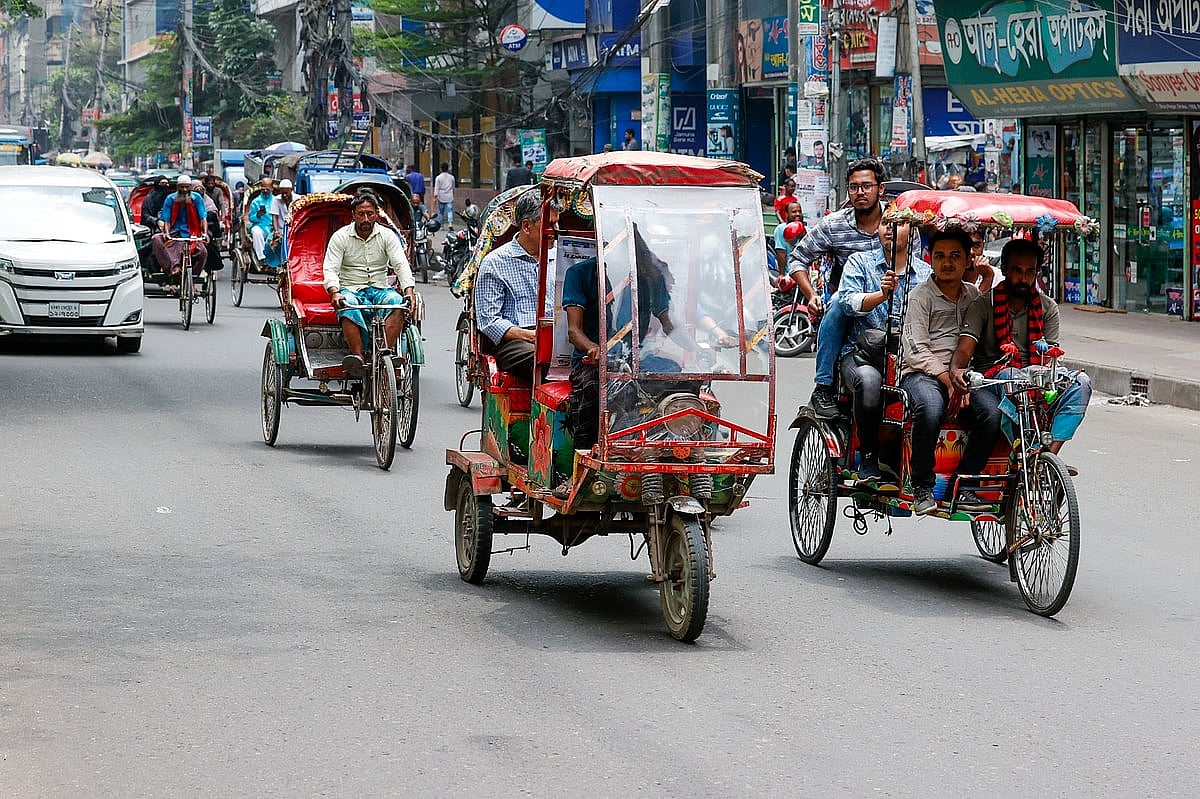 ঢাকার রাস্তায় ব্যাটারিচালিত রিকশা। বিজয়নগর এলাকায়
