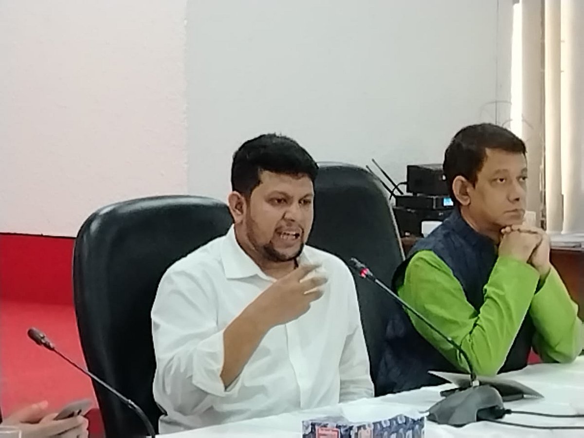 রাজধানীর সিরডাপ মিলনায়তনে ‘গণমাধ্যমের স্ব-নিয়ন্ত্রণ ও অভিযোগ ব্যবস্থাপনা: রাজনৈতিক ও নীতিগত দৃষ্টিভঙ্গি’ শীর্ষক সংলাপে বক্তব্য দেন তথ্য উপদেষ্টা মাহফুজ আলম। আজ রোববার সকালে