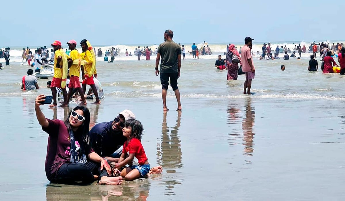 কক্সবাজার সৈকতে বসে সেলফি তুলতে ব্যস্ত এক পর্যটক পরিবার। বিনোদনের সুযোগ–সুবিধা নিয়ে এখানে আসা অনেক পর্যটকের অভিযোগ রয়েছে। সম্প্রতি সুগন্ধা সৈকতে