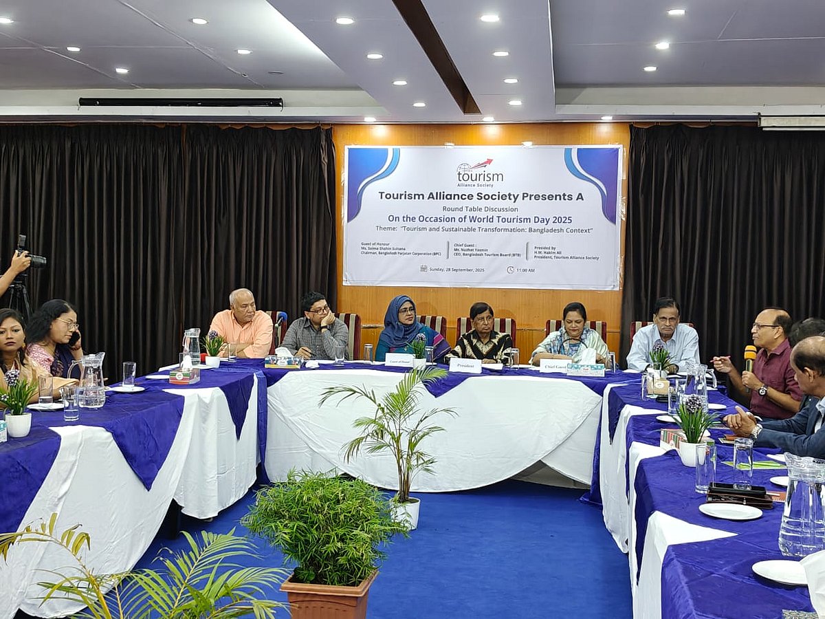 বিশ্ব পর্যটন দিবস উপলক্ষে আজ ট্যুরিজম অ্যালায়েন্স সোসাইটি আয়োজিত ‘পর্যটন ও টেকসই রূপান্তর: বাংলাদেশের প্রেক্ষাপট’ শীর্ষক গোলটেবিল বৈঠক হয়। এতে বক্তাদের একাংশকে দেখা যাচ্ছে