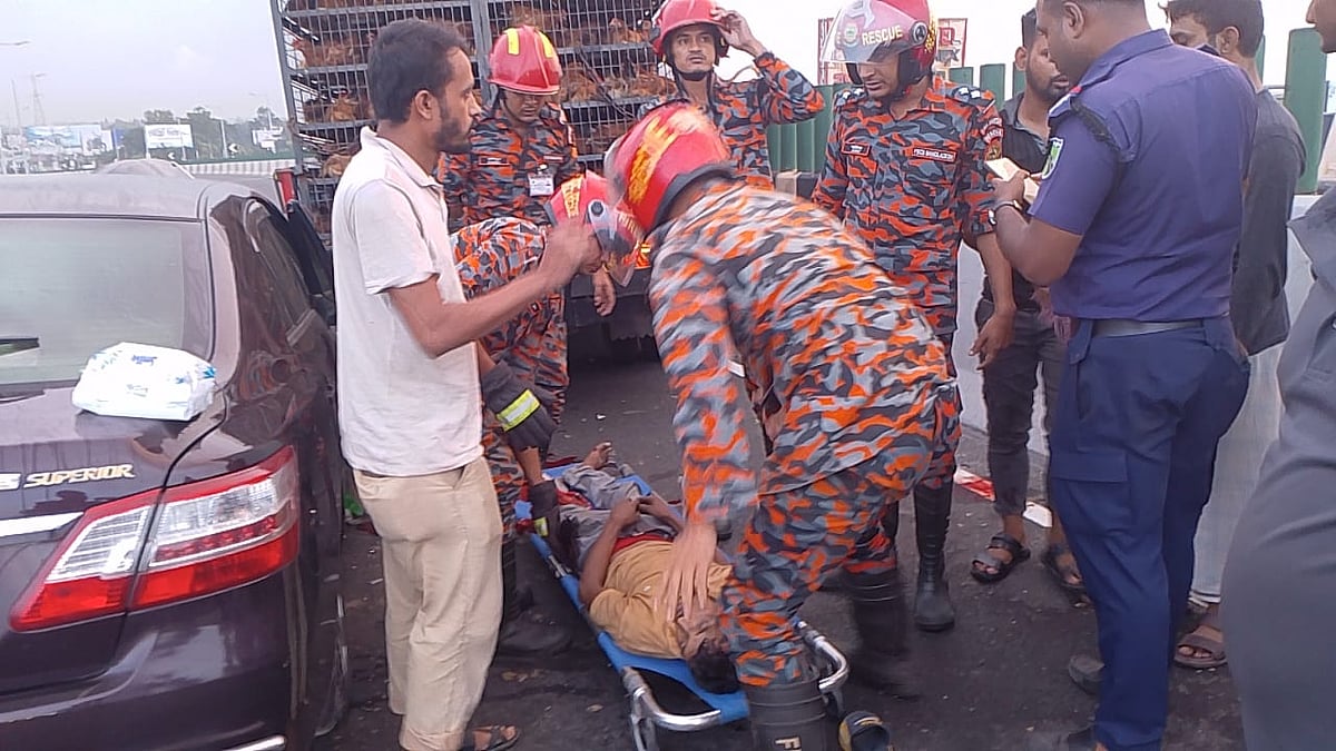 দুর্ঘটনায় হতাহতদের উদ্ধার করে হাপসপাতালে নিয়ে যান ফায়ার সার্ভিসের সদস্যরা। আজ রোববার সকালে মুন্সিগঞ্জের সিরাজদিখান উপজেলার কুচিয়ামোড়া সেতু এলাকায়