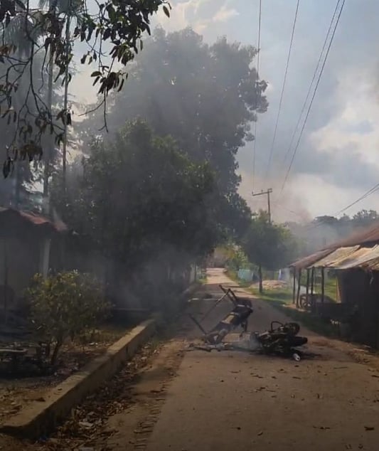 খাগড়াছড়ির গুইমারার রমেসু বাজারের কয়েকটি দোকানে আগুন দেওয়া হয়।  বাজারে পুড়ে যাওয়া একটি মোটরসাইকেল। আজ দুপুরে