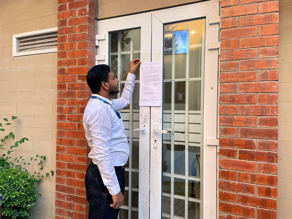 সিলেট সিটি করপোরেশনের সাবেক মেয়র আনোয়ারুজ্জামান চৌধুরীর বাসার দরজায় দুদক নোটিশ সাঁটিয়ে দিয়েছে। রোববার বিকেলে