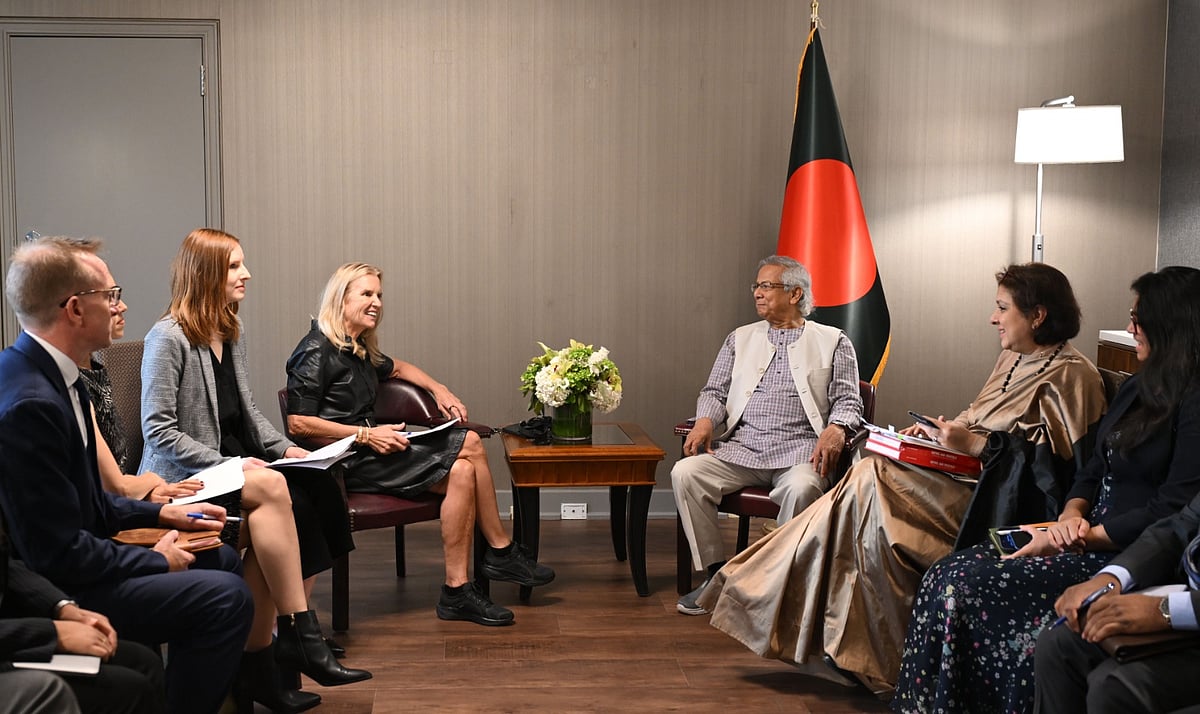 প্রধান উপদেষ্টা অধ্যাপক মুহাম্মদ ইউনূস সোমবার নিউইয়র্কে তার হোটেলে বিশিষ্ট মানবাধিকার রক্ষাকারীদের একটি প্রতিনিধিদলের সাথে বৈঠক করেন