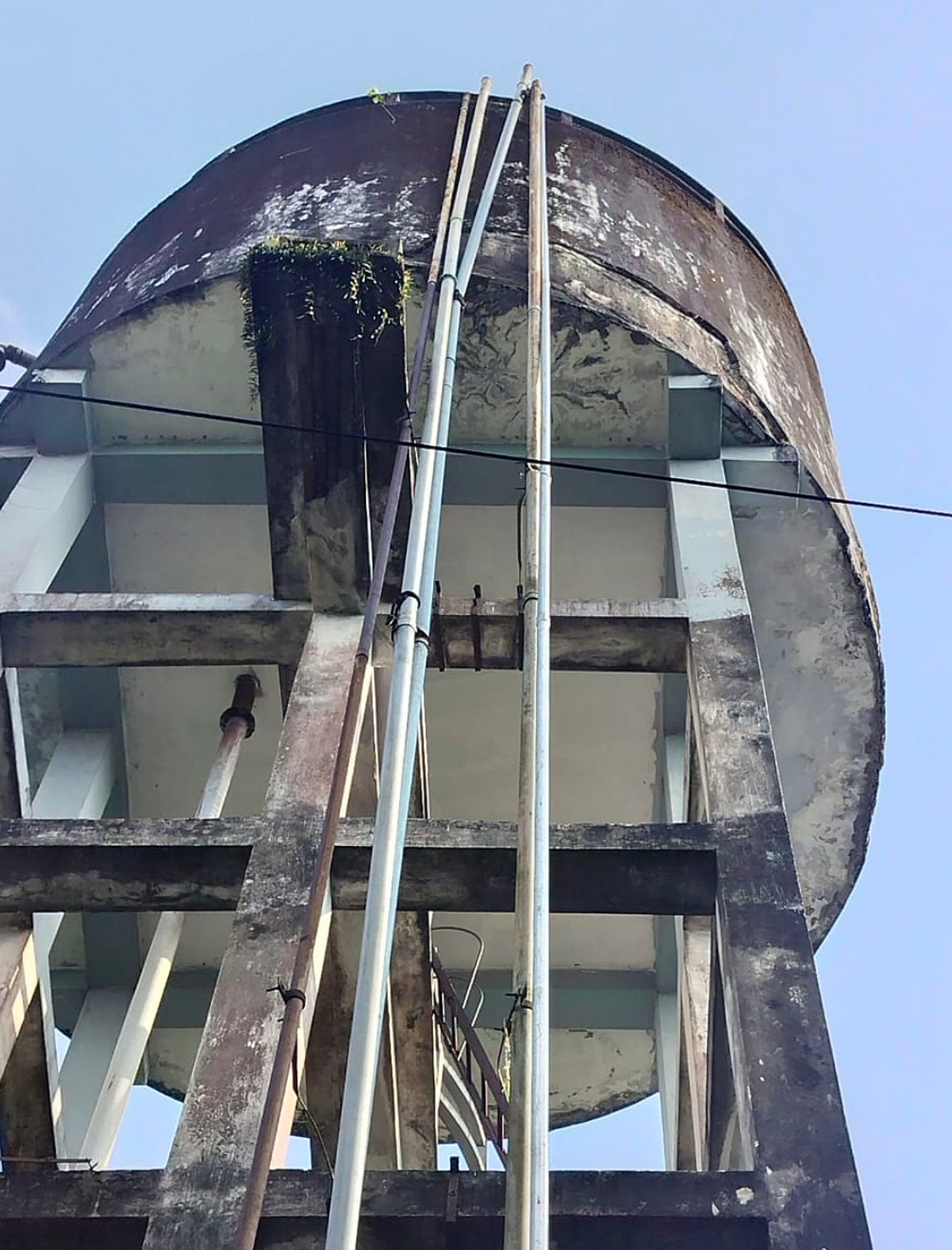 সিলেট এম এ জি ওসমানী মেডিকেল কলেজের এই পানির ট্যাংকের পলেস্তারা খসে পড়ে সোমবার দুপুরে এক কর্মীর মৃত্যু হয়েছে