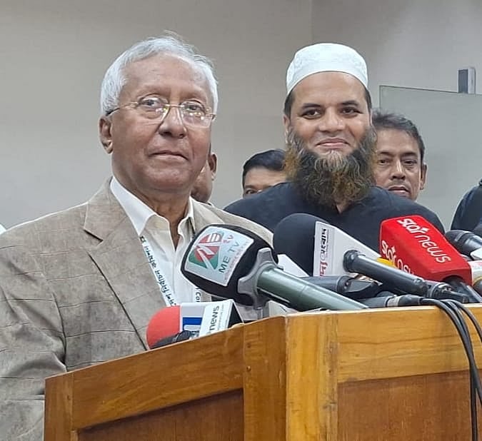 ইউরোপীয় ইউনিয়নের (ইইউ) প্রাক্-নির্বাচনী বিশেষজ্ঞ প্রতিনিধিদলের সঙ্গে বৈঠকের পর সাংবাদিকদের ব্রিফ করেন ইসি সচিব আখতার আহমেদ। আজ সোমবার দুপুরে নির্বাচন ভবনে