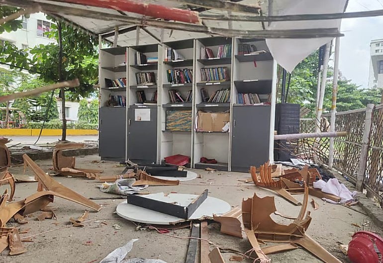 স্থানীয় দুই পক্ষের তরুণ–যুবকদের মধ্যে মারামারির জেরে ভাঙচুরের শিকার উন্মুক্ত লাইব্রেরি। রাজউক উত্তরা অ্যাপার্টমেন্ট প্রজেক্ট আবাসিক এলাকা