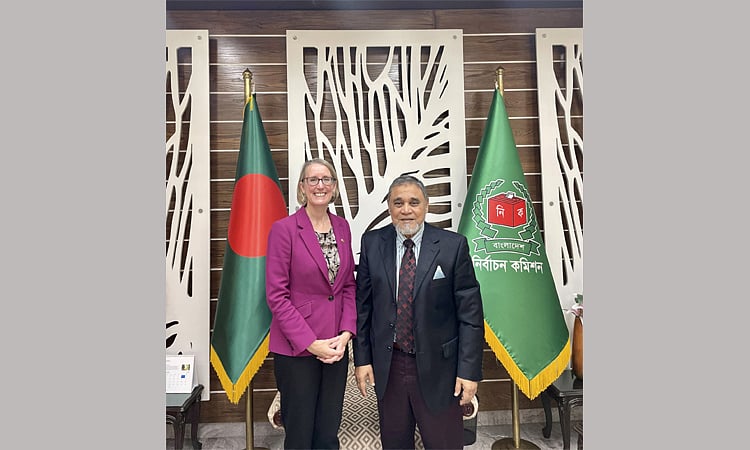 প্রধান নির্বাচন কমিশনার (সিইসি) এ এম এম নাসির উদ্দিনের সঙ্গে সাক্ষাৎ করেন ঢাকায় নিযুক্ত যুক্তরাজ্যের হাইকমিশনার সারাহ কুক