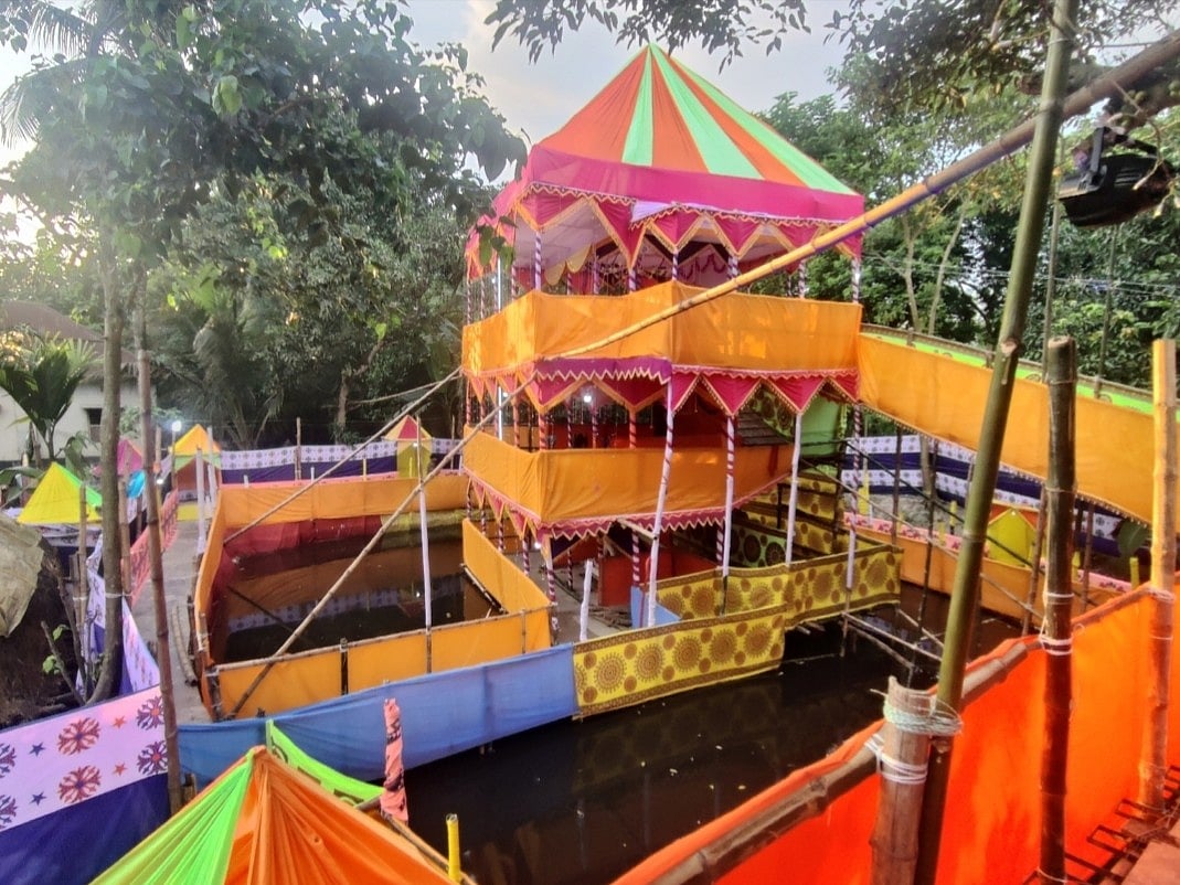 রঙিন কাপড় দিয়ে তৈরি করা হয়েছে তিনতলাবিশিষ্ট মন্দিরটি। গতকাল রোববার জয়পুরহাট সদর উপজেলার ভাদসা ইউনিয়নের মধ্যপালি গ্রামে