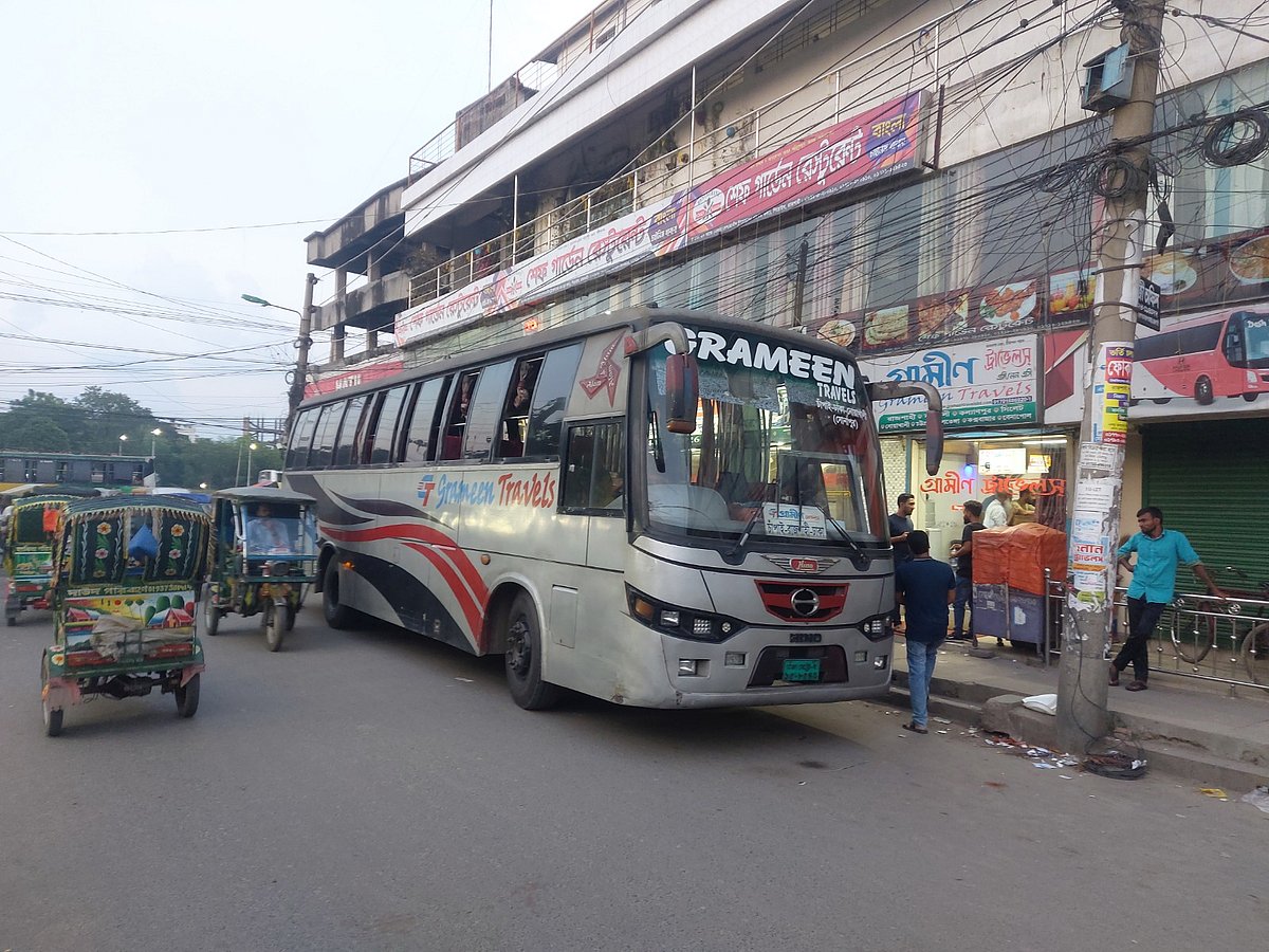 চাঁপাইনবাবগঞ্জ থেকে বিকেল চারটায় গ্রামীণ ট্র্যাভেলসের একটি বাস রাজশাহী নগরের শিরোইল বাসস্ট্যান্ডে এলেও ঢাকার উদ্দেশে ছেড়ে যায়নি