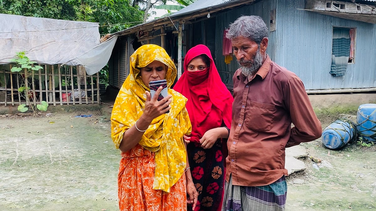 প্রবাসী শিমুল শেখের সঙ্গে ভিডিও কলে কথা বলছেন পরিবারের সদস্যরা। গতকাল রোববার দুপুরে নড়াইল সদর উপজেলার বিছালী গ্রামে